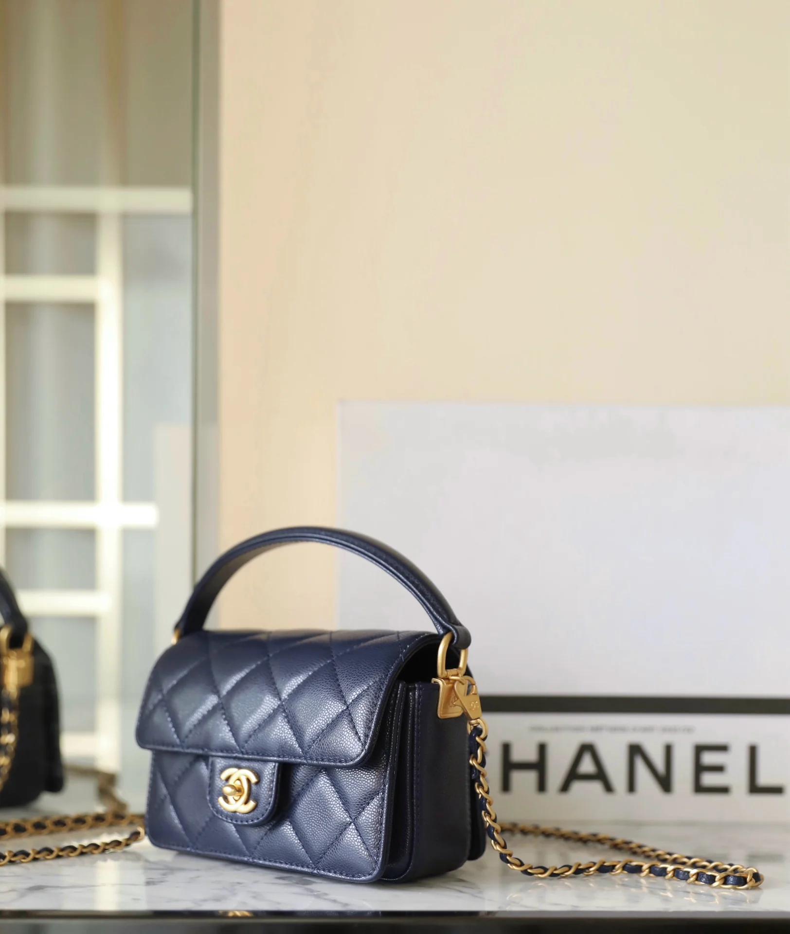 Мини-сумочка Chanel с клапаном и ручкой - синяя