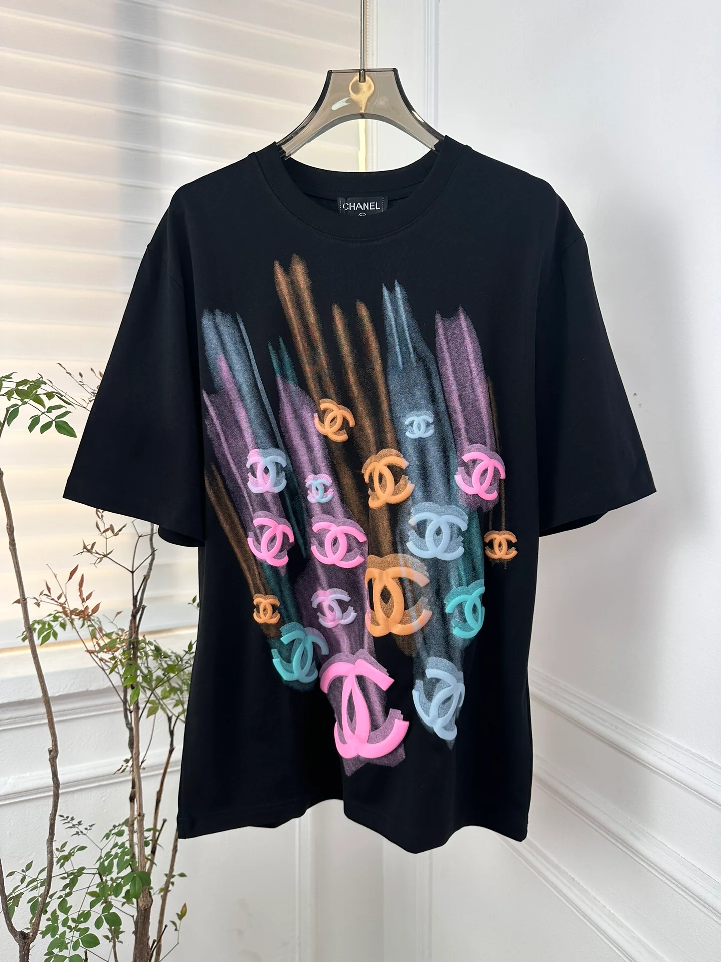 Новая футболка Chanel весна/лето 2024 с винтажным принтом 