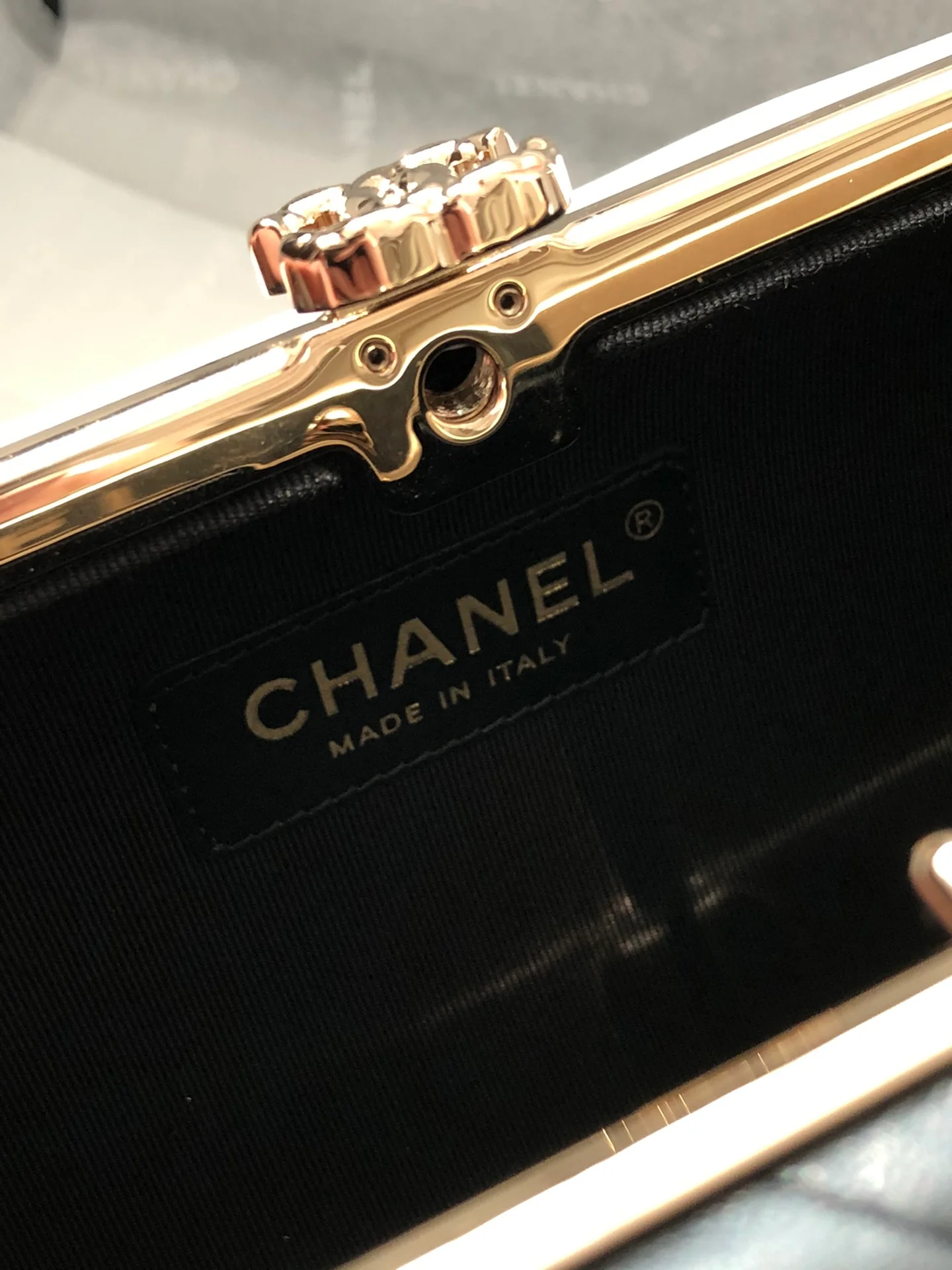 Вечерняя сумочка Chanel из коллекции Métiers d'Art 2020, черно-белая.