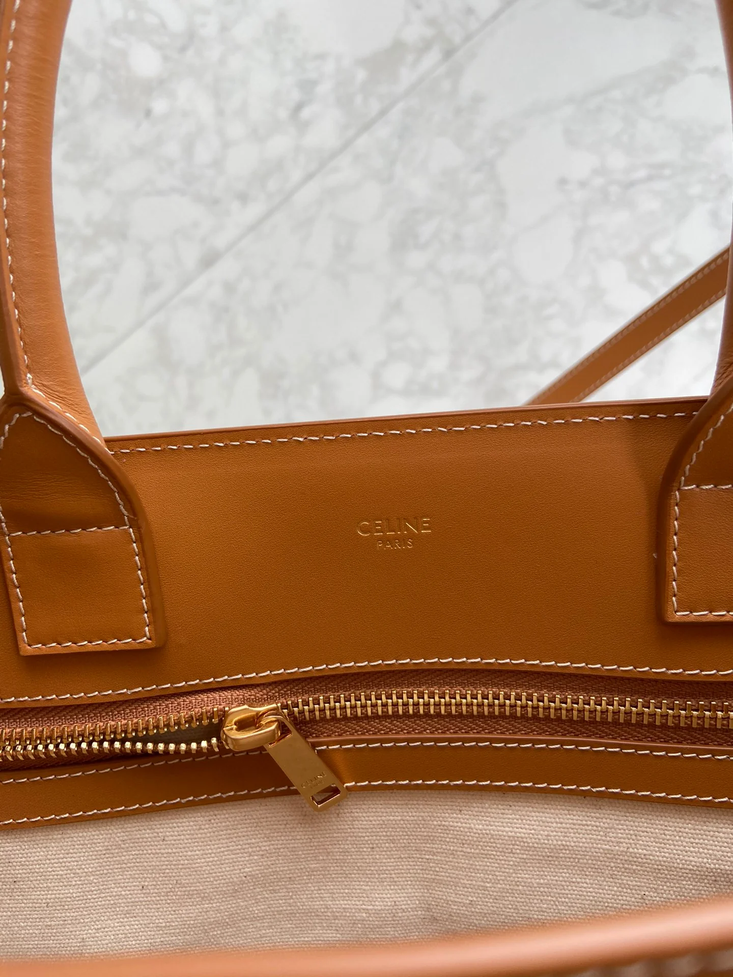 Вертикальная сумка Celine Cabas из канваса с принтом и телячьей кожи.