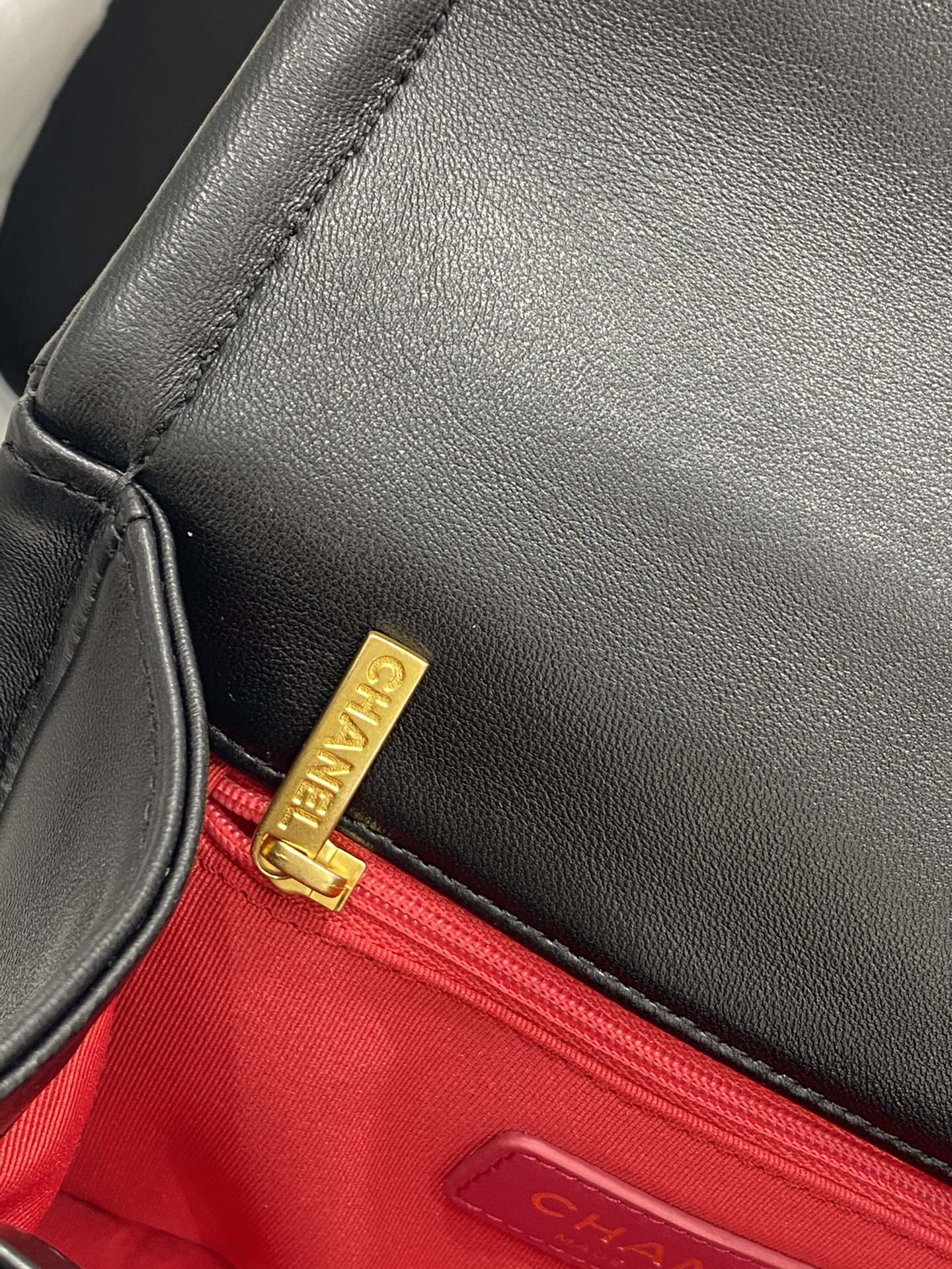 Классическая коллекция Chanel CF - Новинка сезона осень/зима 2020 - Кожа ягненка с золотой пряжкой - Черный