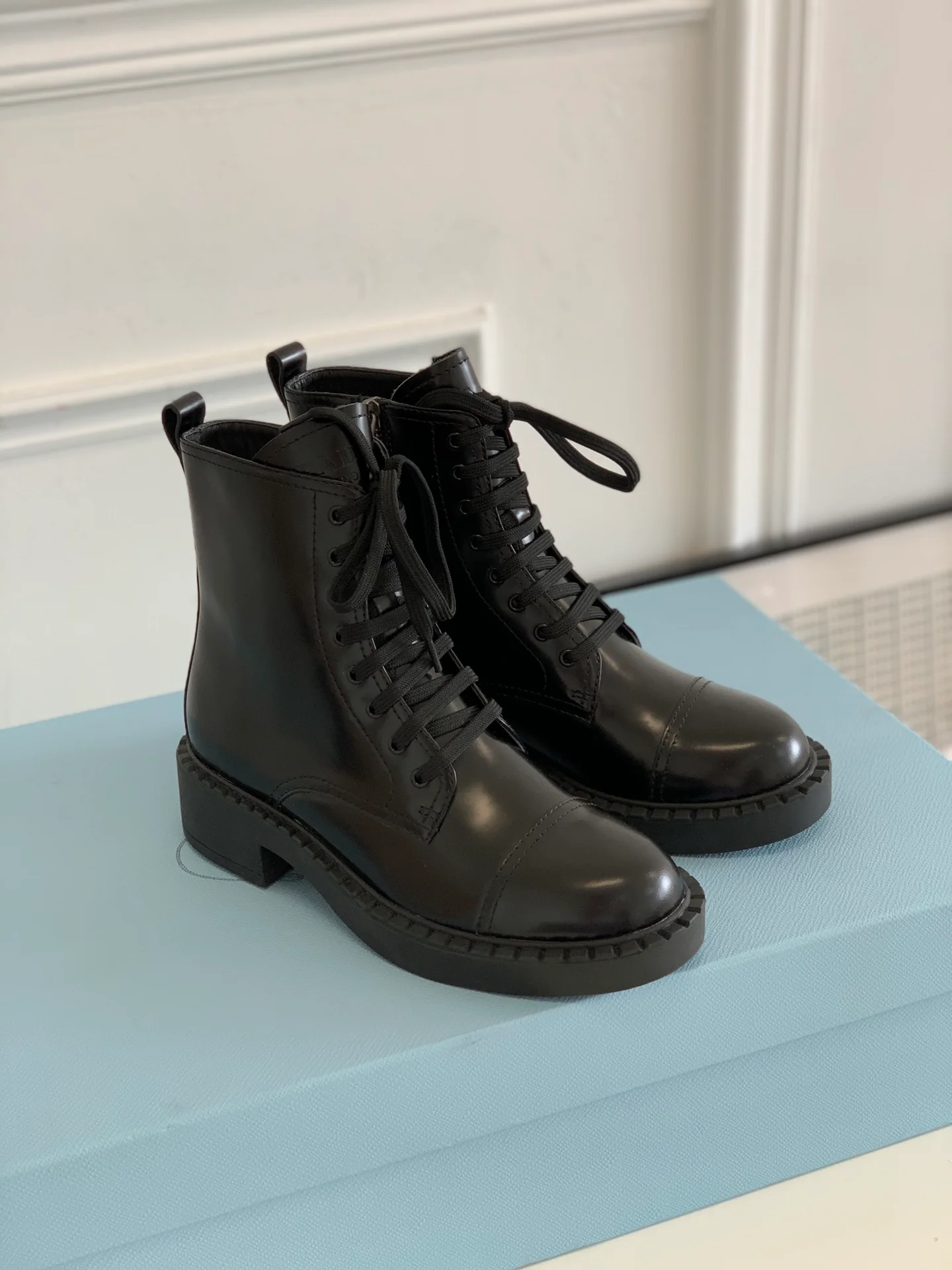 Новинка сезона осень/зима 2022 от Prada - Ботинки Dr. Martens на шнуровке - 2