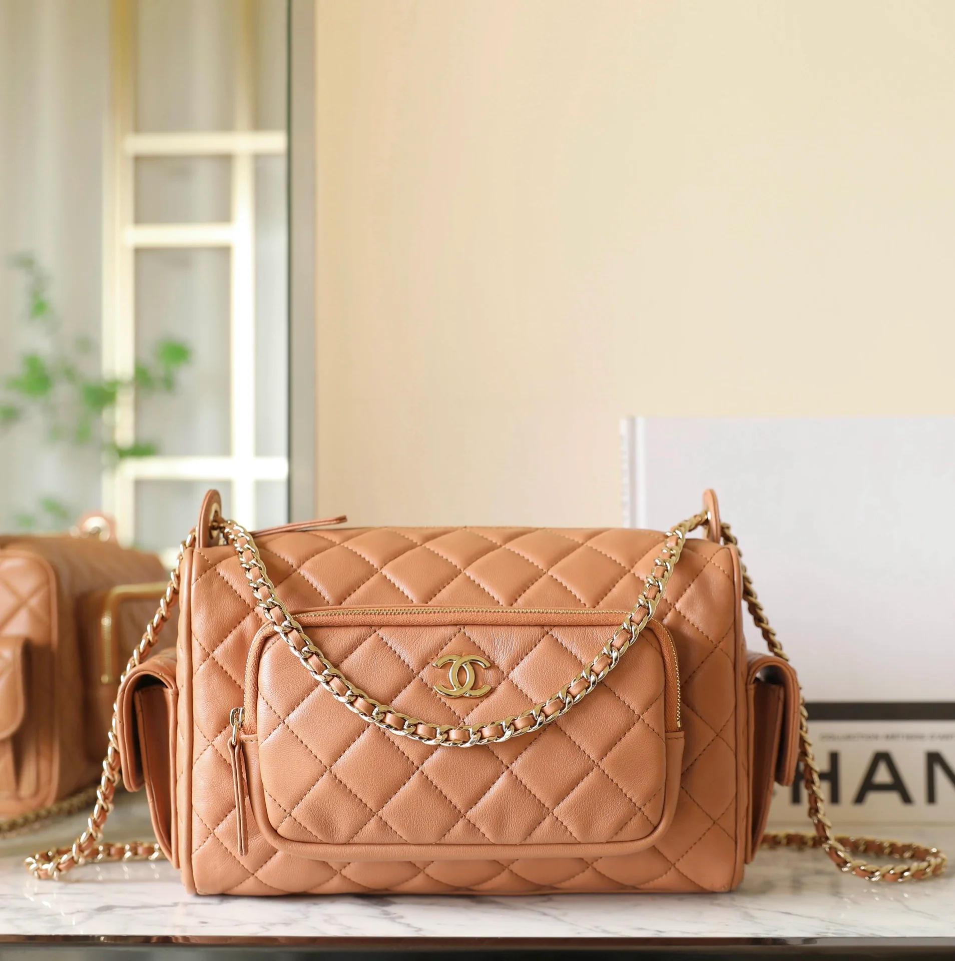Сумка Chanel Double Pocket Camera Bag из 24-каратного золота, большой размер, карамельного цвета.