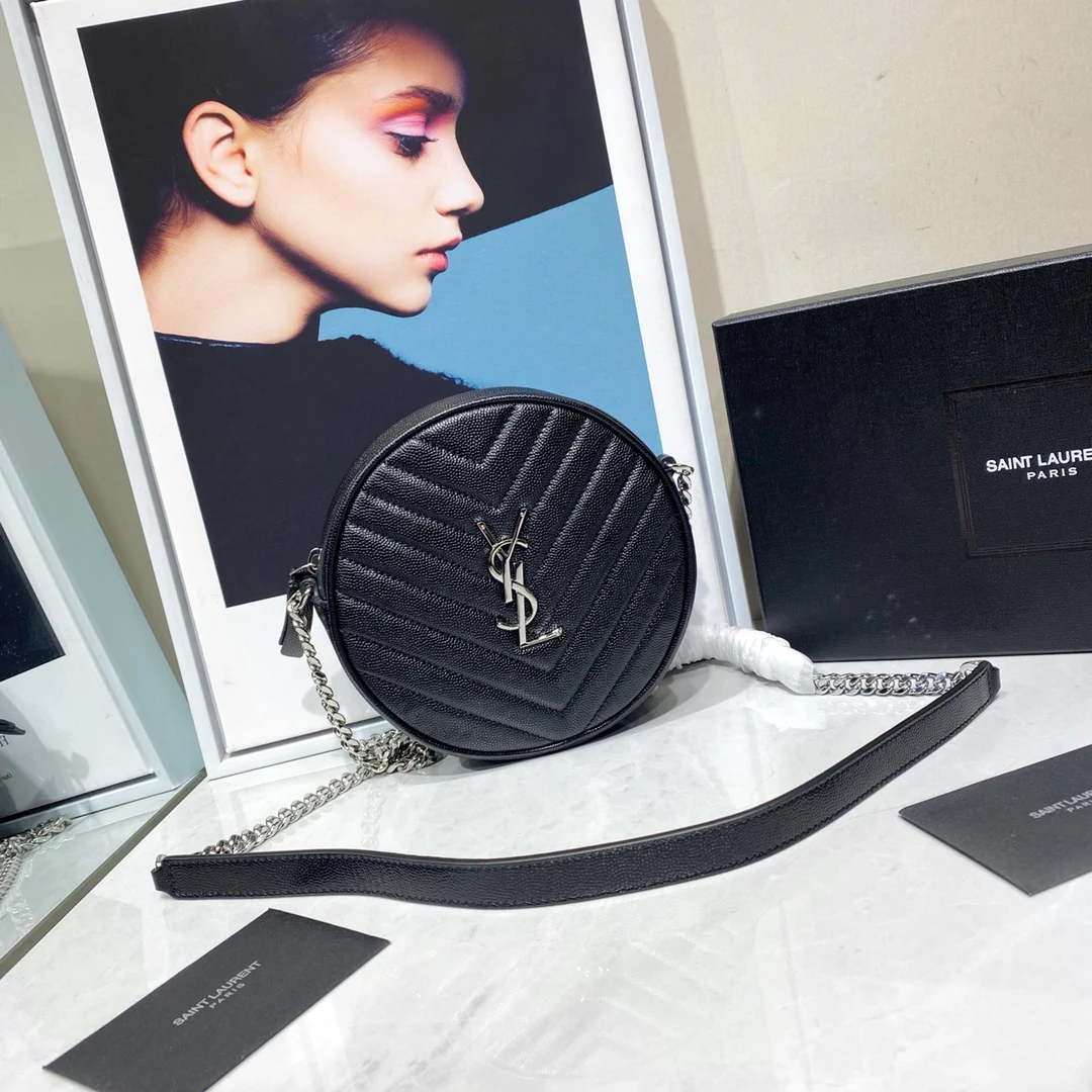 Маленькая круглая сумка YSL Vinyle - черная с серебристой фурнитурой.