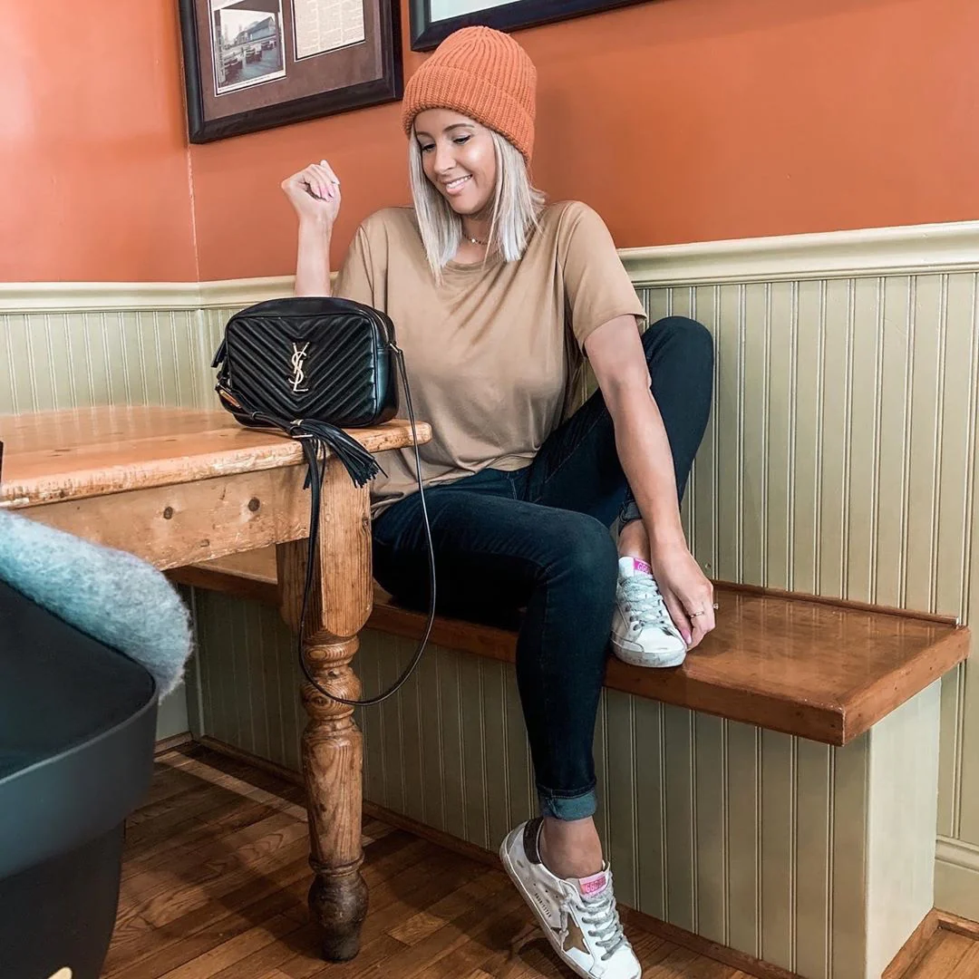 Фотосумка YSL Lou Bag — черная с золотой фурнитурой.