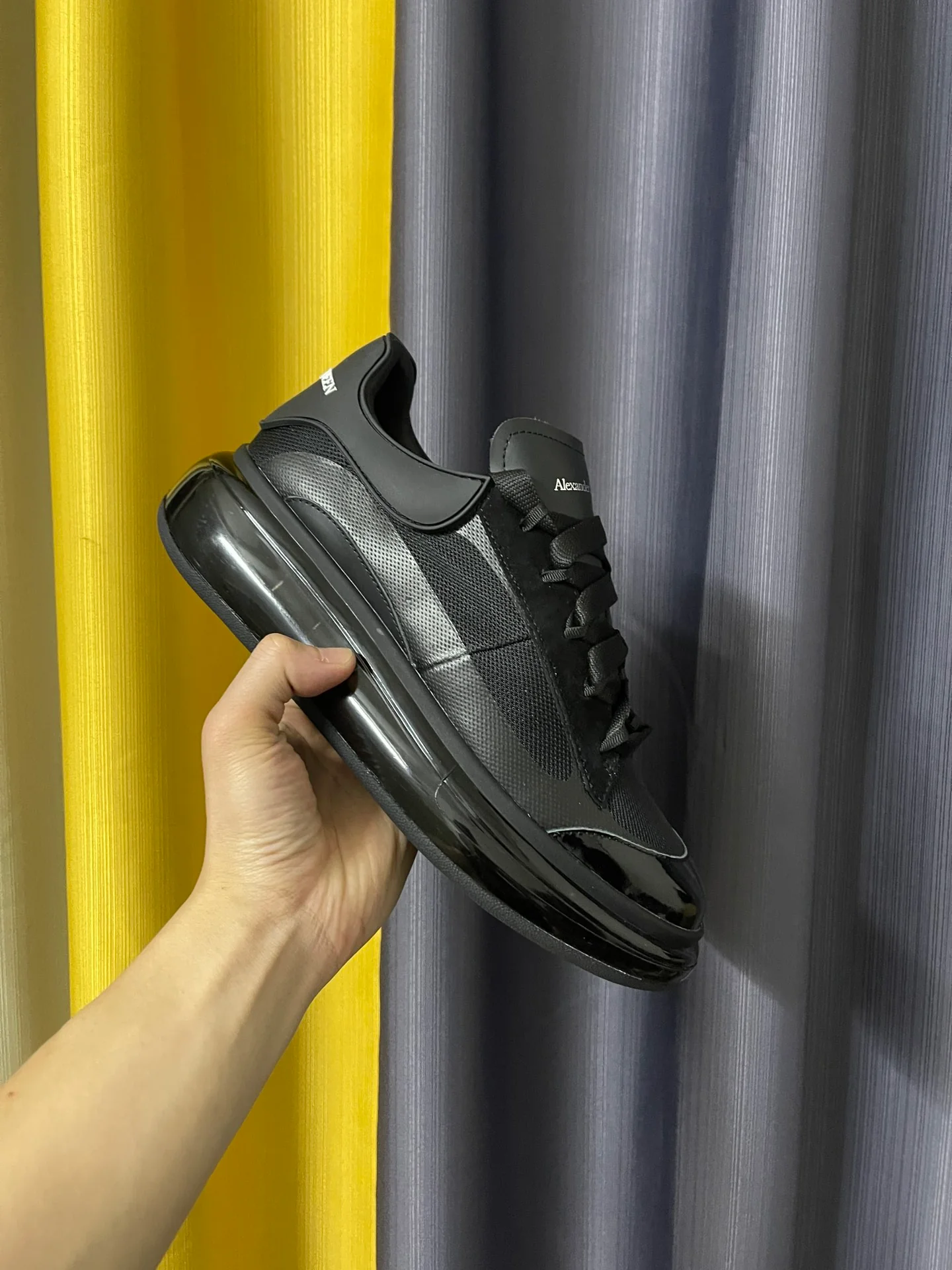 Классические белые кроссовки McQueen - унисекс - черная воздушная подушка