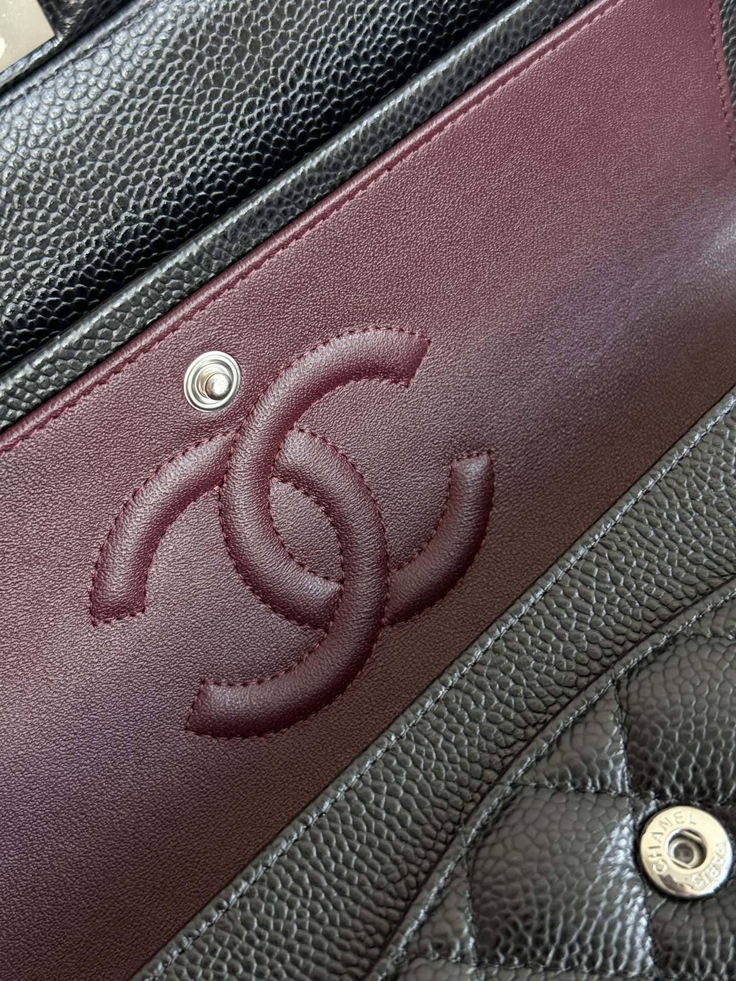 Сумка Chanel CF25 из зернистой кожи с серебристой фурнитурой и цепочкой — черная.