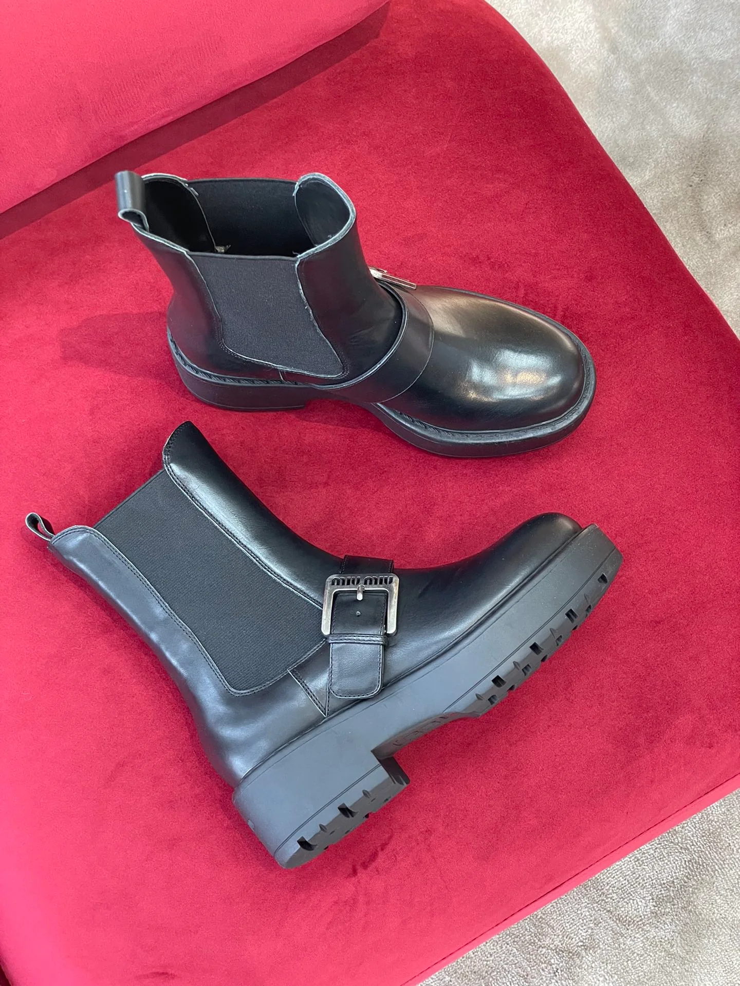 Новинка сезона осень/зима 2022 от Miu Miu — ботинки челси.