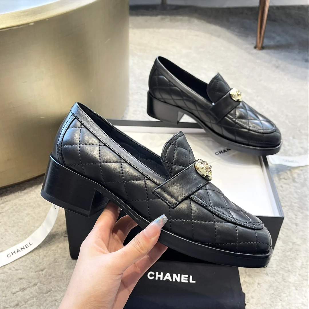 Новинка сезона весна/лето 2023 от Chanel — массивные лоферы в форме сердца с пряжкой.