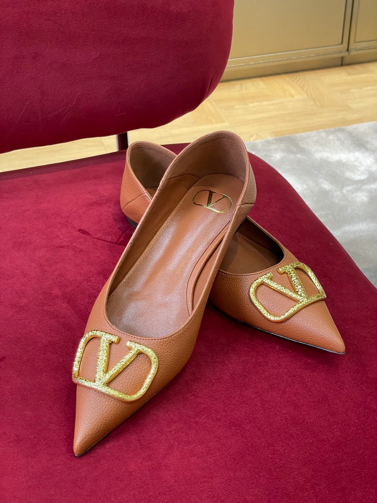 Новинка сезона осень/зима 2022 от Valentino - балетки без шнурков.