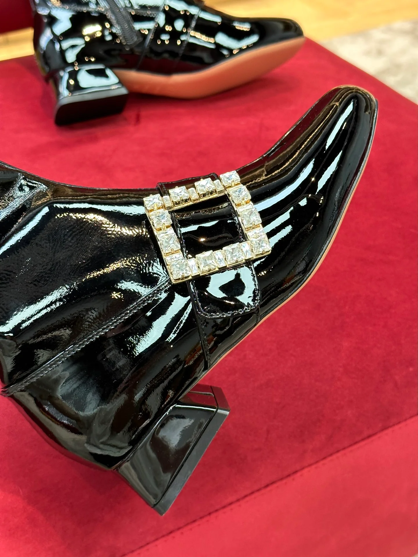 RV - Ботильоны из эластичной лакированной кожи, украшенные стразами Swarovski