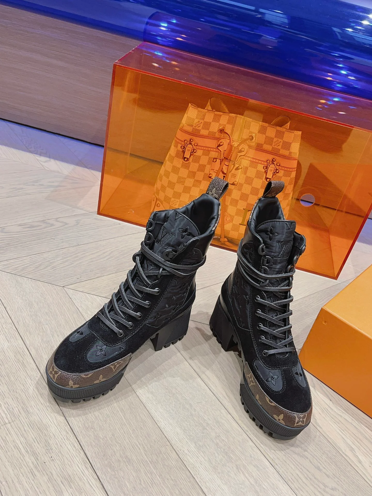 Новинка осенне-зимней коллекции LV 2023 — Ботинки Мартин на высоком каблуке — Черные