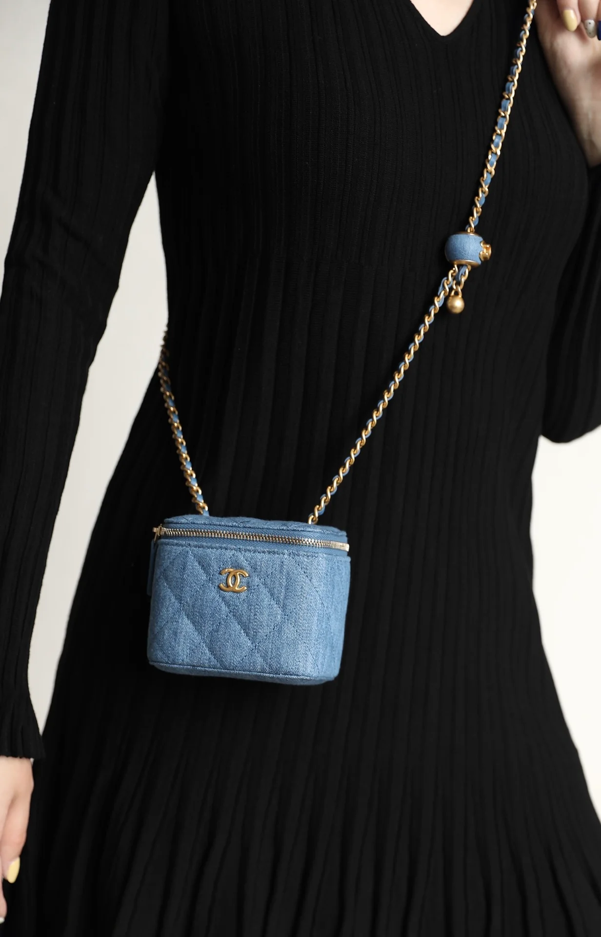 Маленькая квадратная коробочка Chanel Denim Gold Ball, светло-голубая.