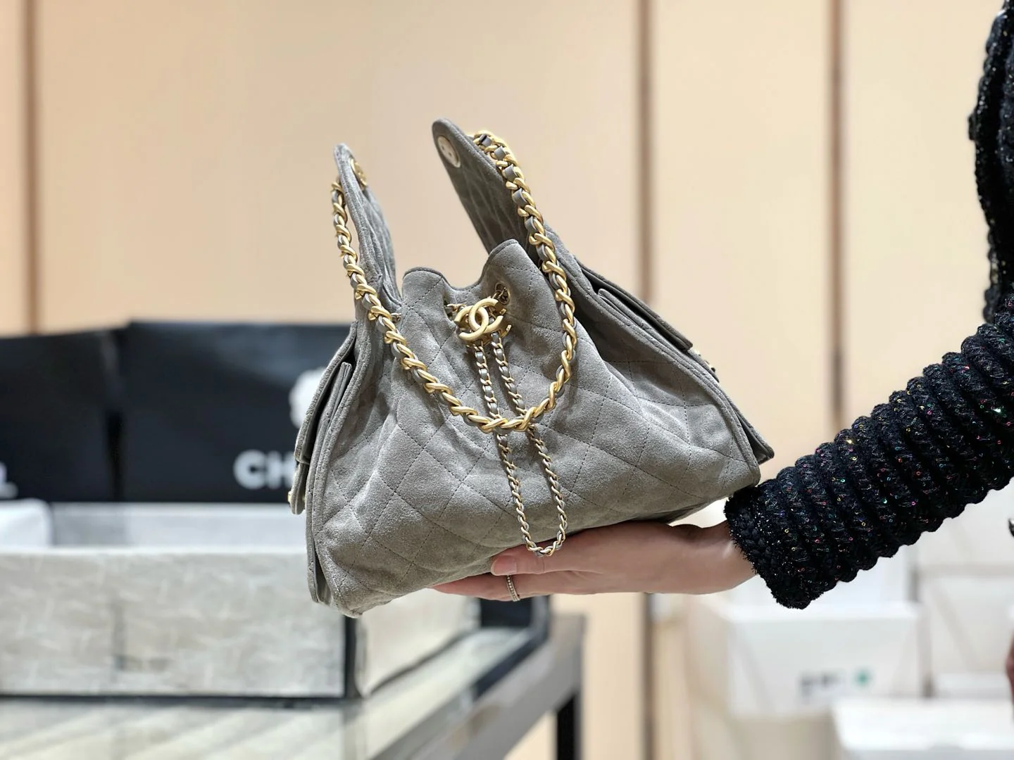 Популярная сумка-хобо Chanel 25c, которую можно носить под мышкой — серо-коричневая.