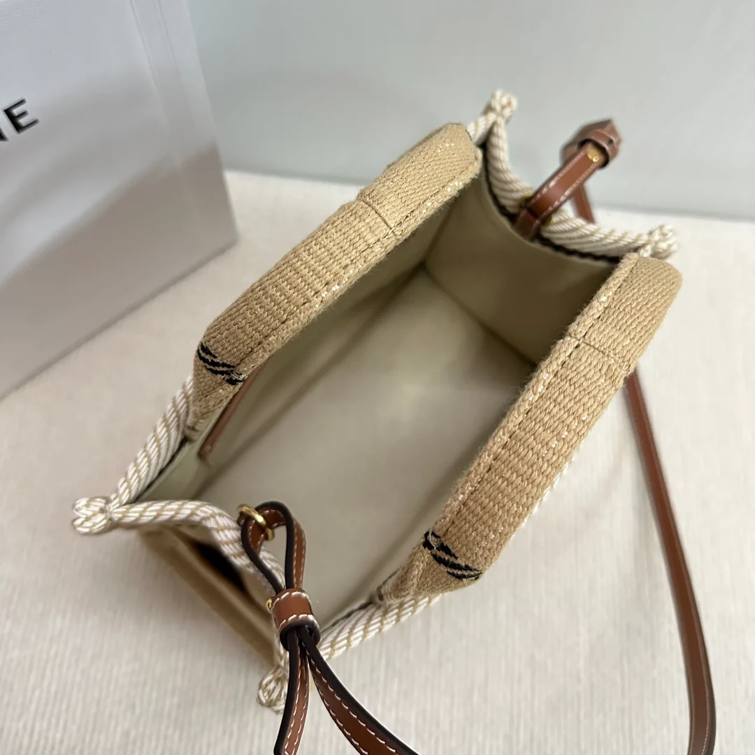 Кожаная сумка-тоут Celine Triumph, маленькая, бежевая.