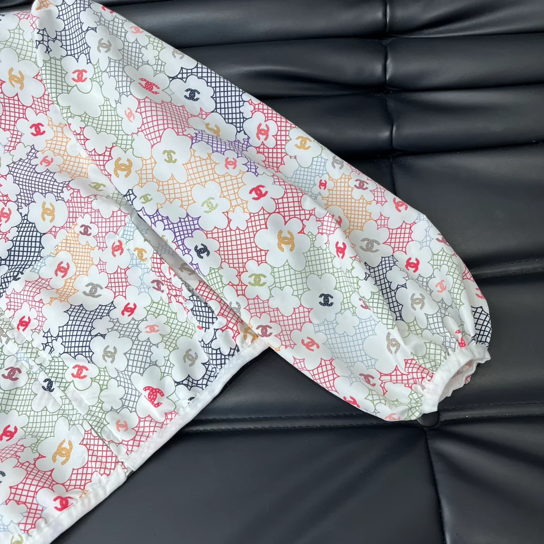 Chanel - 2403-24 Новинка: Стильная короткая куртка на молнии с принтом