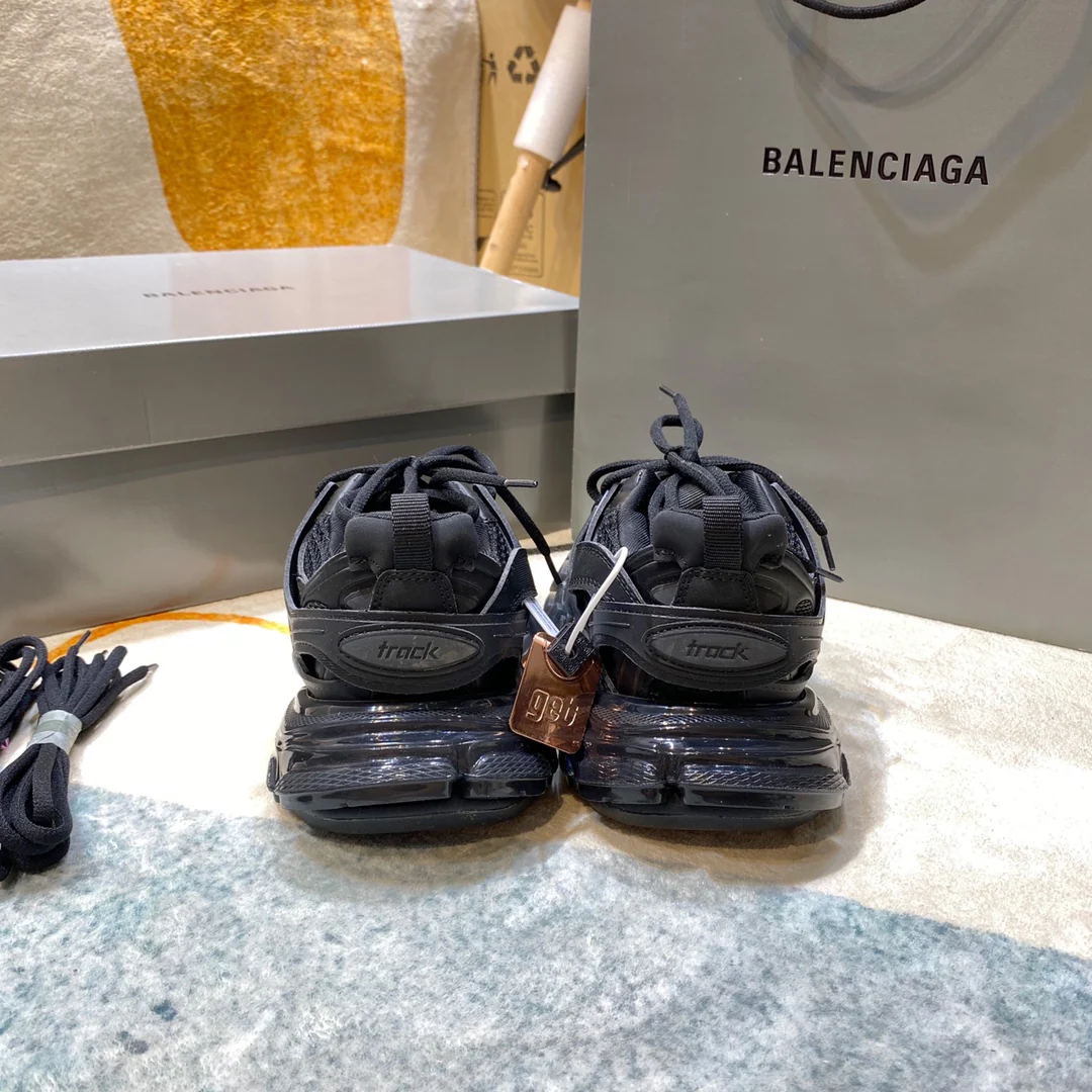 Массивные кроссовки Balenciaga — модель унисекс.