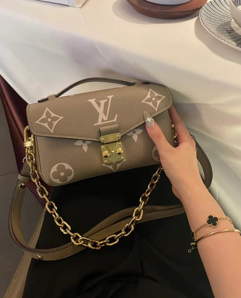 m46596-LV-pochette-metis-east-west-beige