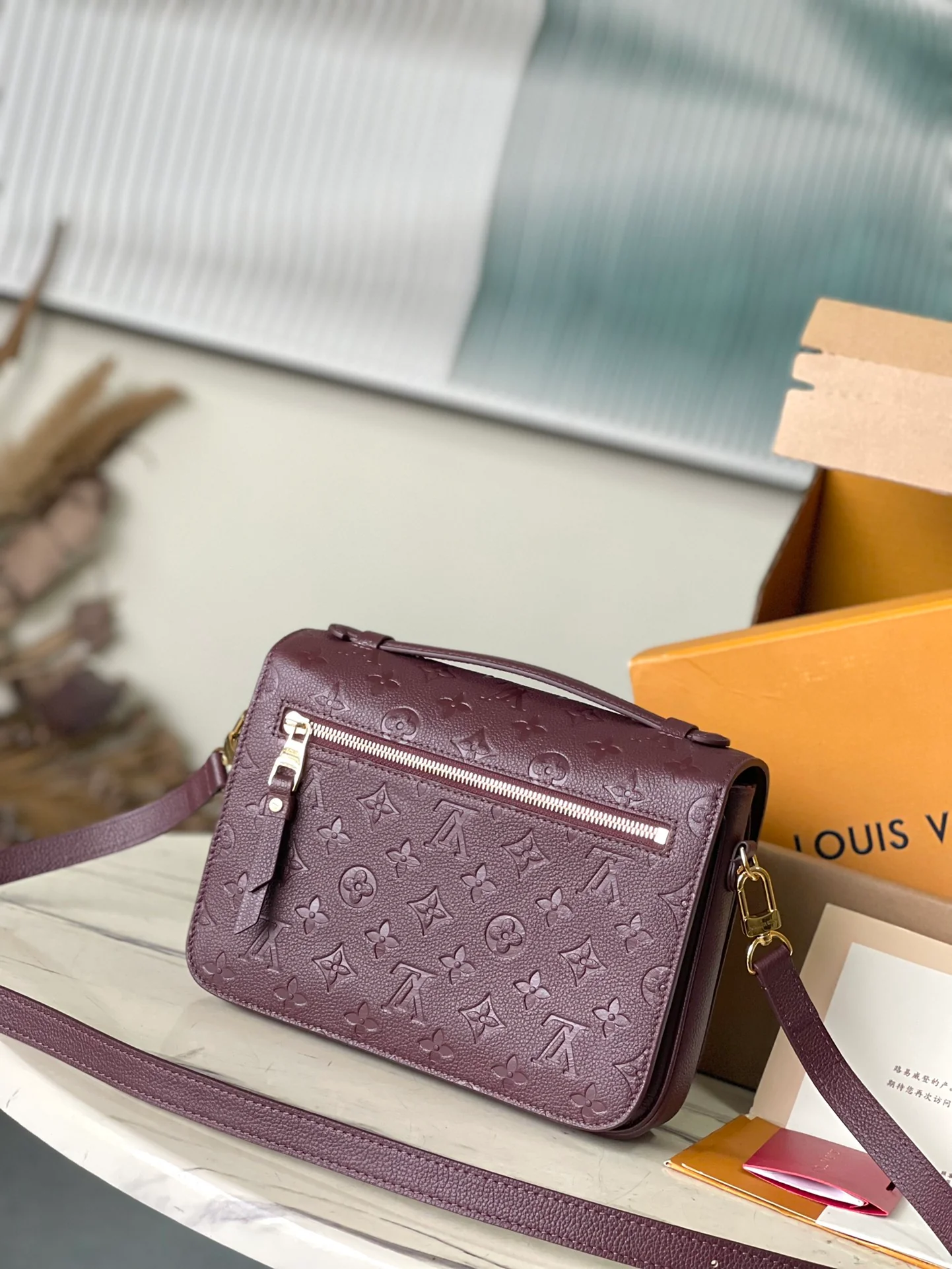 m46613-LV-Pochette-Metis-Classic с узором, кожа, винно-красный