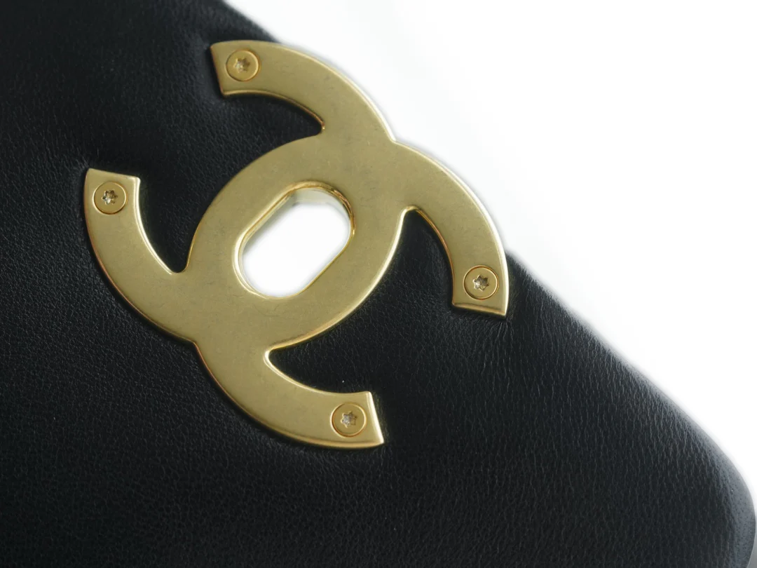 Новая коллекция Chanel ?Ранняя весна? — 24c — 19bag — сумка-хобо под мышкой — черная.