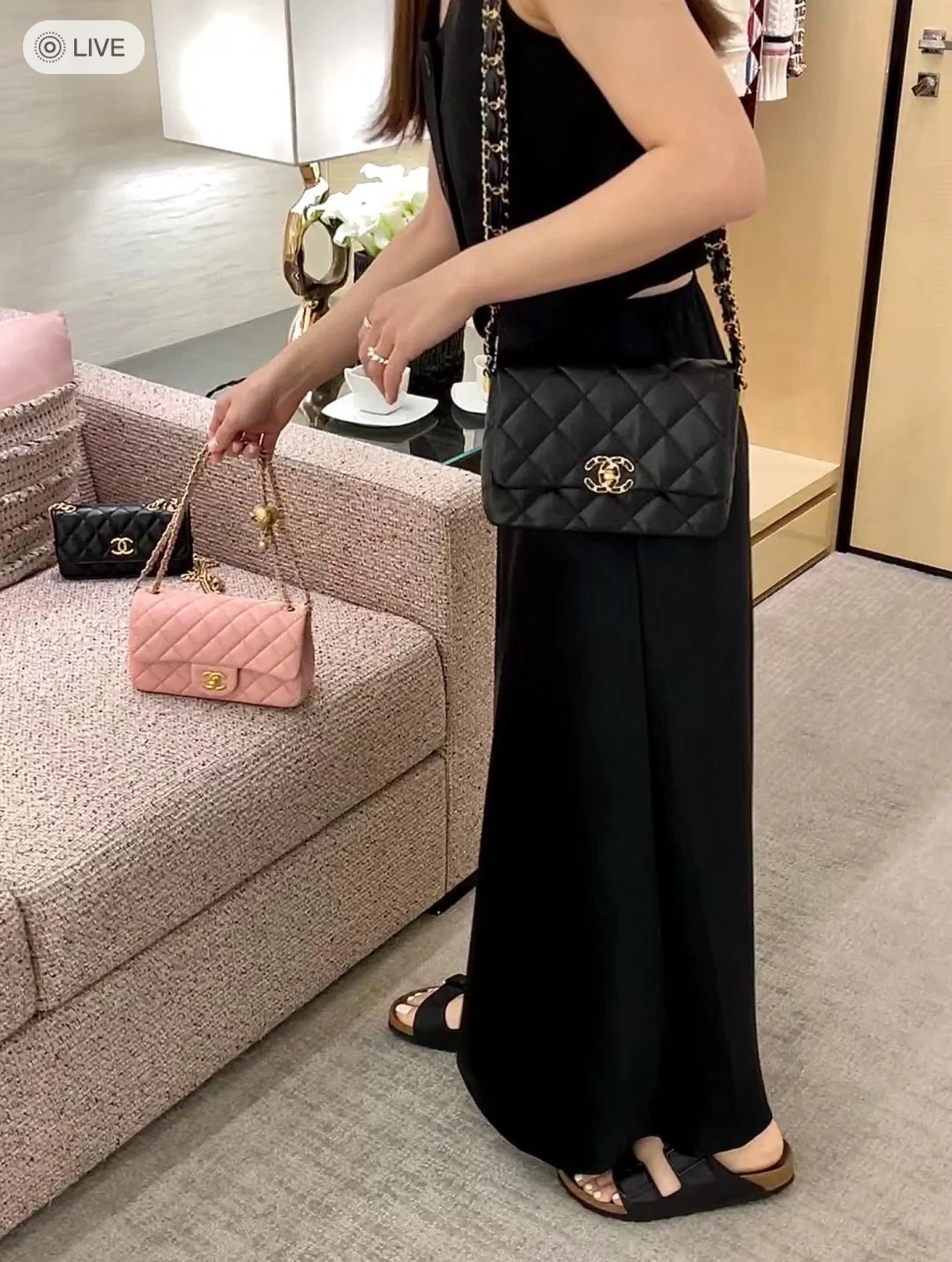 Коллекция Chanel осень/зима - сумка с широким плечевым ремнем и клапаном, черная с золотыми вставками из мятой телячьей кожи.