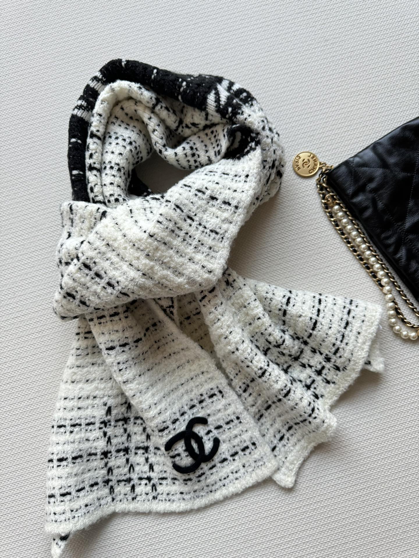 Вязаный полосатый шарф Chanel 2024 — белый