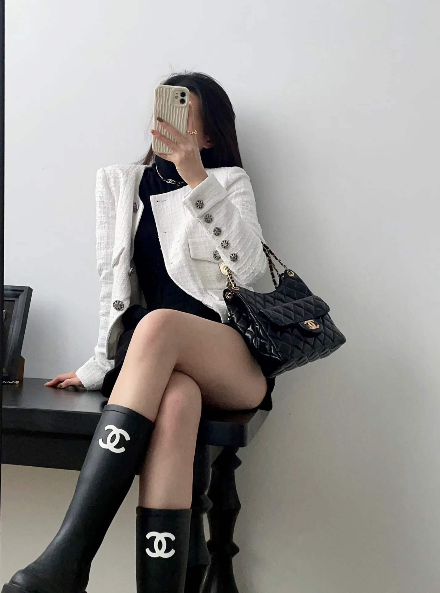 Коллекция Chanel ?Ранняя весна 2023? — сумка-хобо в стиле хиппи — средний размер — черная — фотографии в действии.