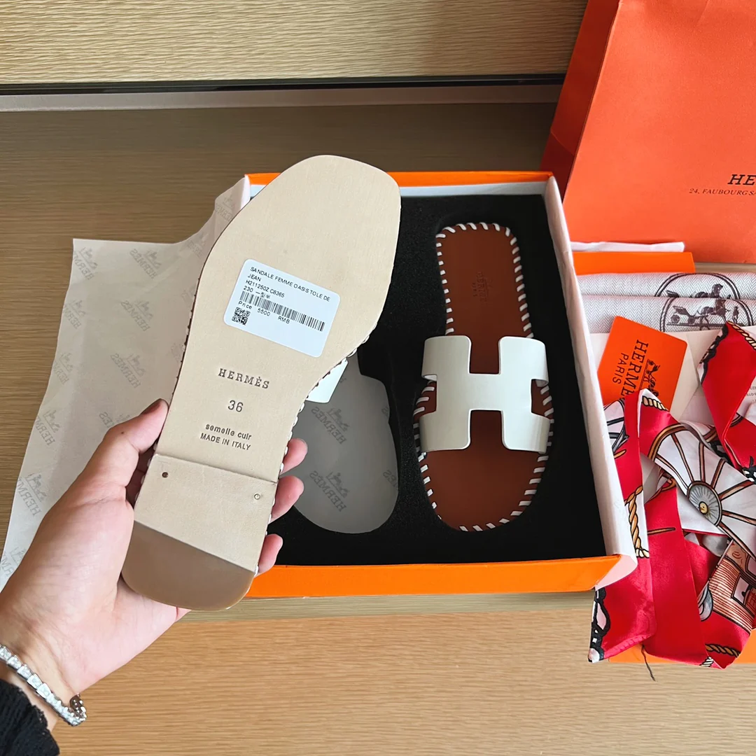Классические домашние тапочки Hermes с буквой H — верх из однотонной кожи с прошитой подошвой — белые.