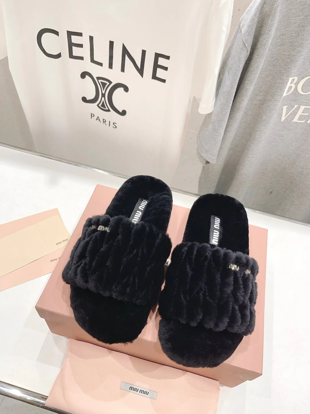 Новинка начала осени 2023 года от Miu Miu - Шелковые вышитые меховые тапочки - Полностью меховые, черные