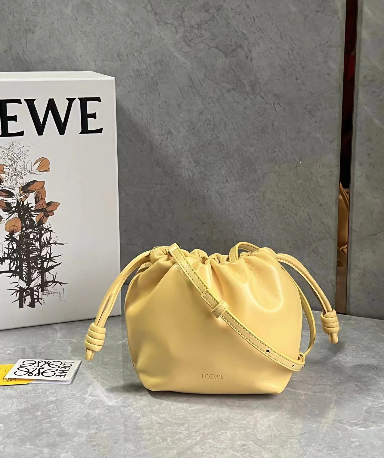 Сумка Loewe Flamenco из овечьей кожи — ярко-желтая.