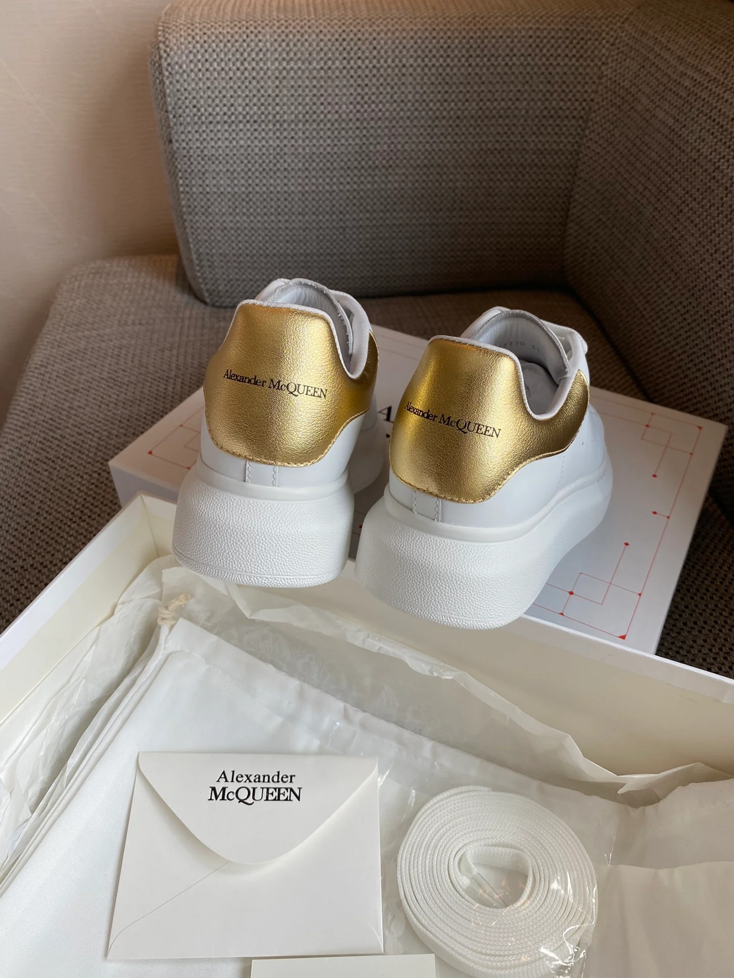 Классические белые кроссовки McQueen - ярко-золотые