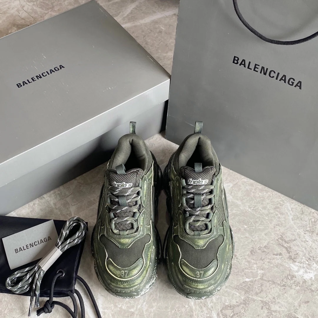 Кроссовки Balenciaga Triples на платформе, рваные джинсы, массивные кроссовки, цвет хаки.