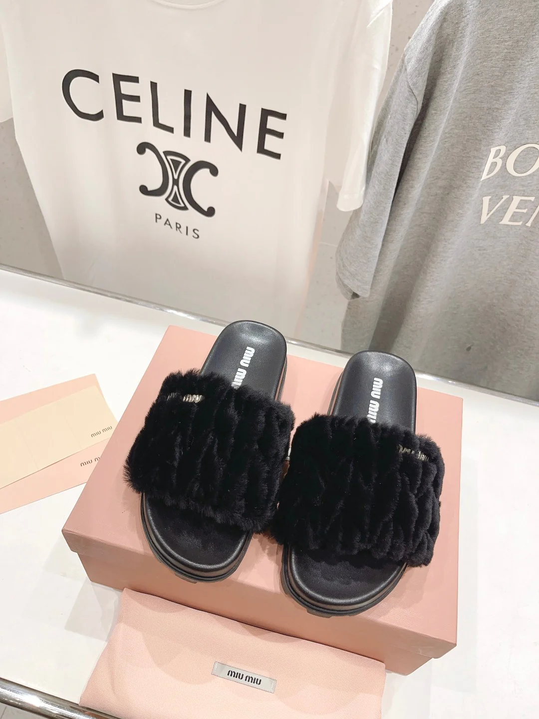 Новинка сезона ?Ранняя осень? от Miu Miu 2023 — шелковые тапочки с меховой отделкой и вышивкой — черные.