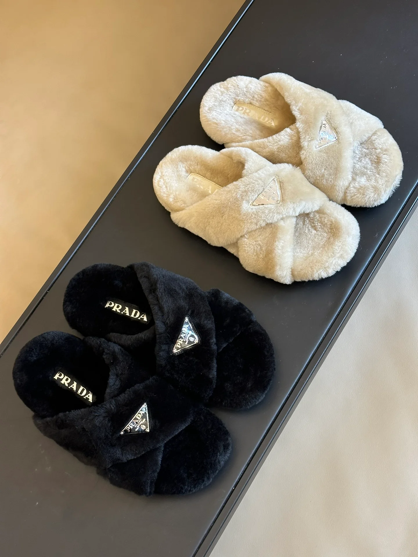 Новинка сезона осень/зима 2023 от Prada - Шерстяные тапочки - Логотип в виде перекрещенных треугольников - Черные