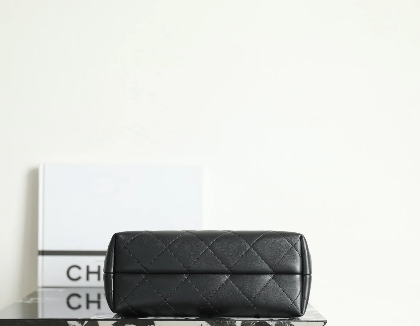 Chanel - ??? - Прямая сумка-шоппер - Телячья кожа - ??? - Черная с золотой фурнитурой