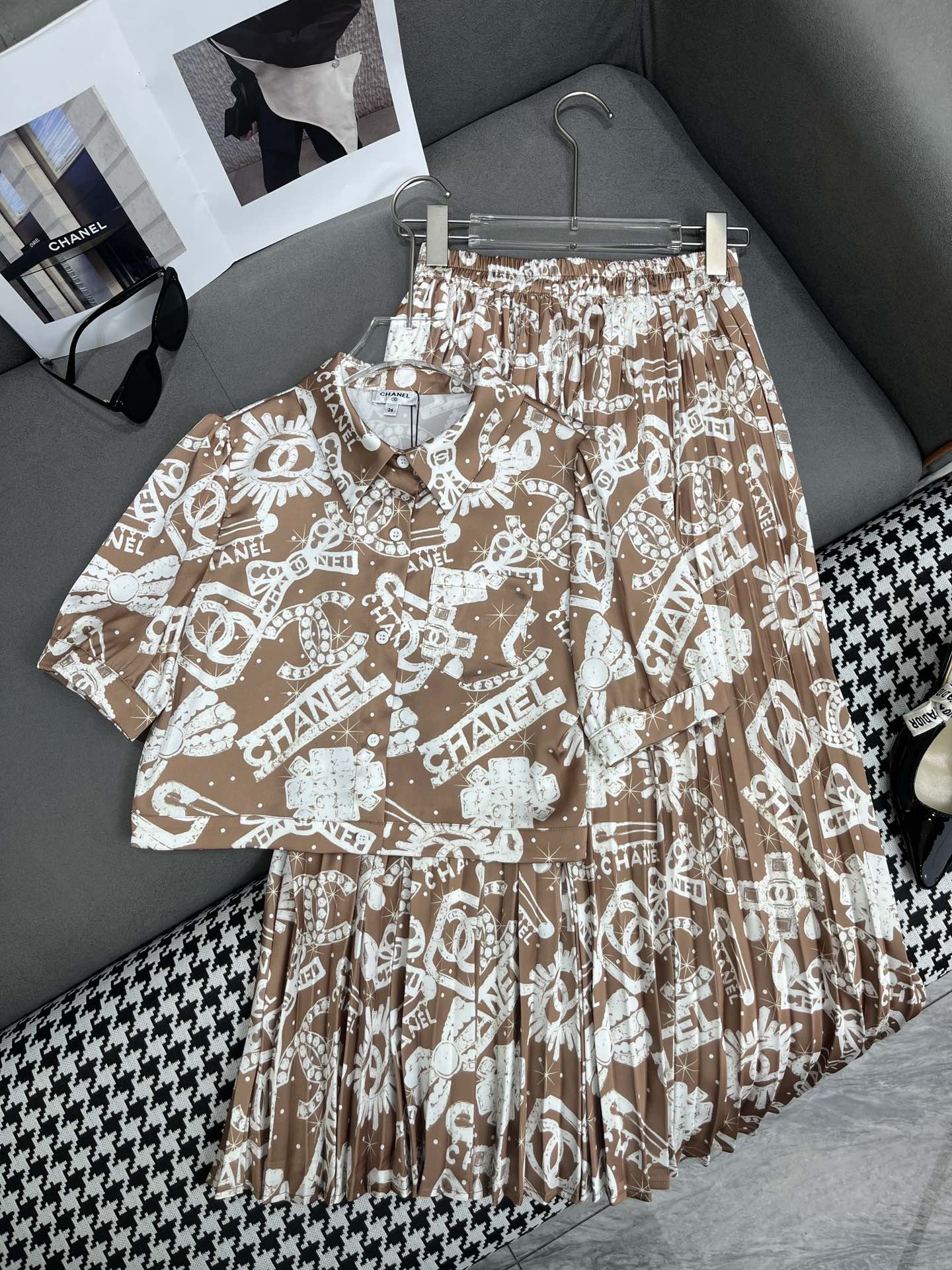 Комплект Chanel 2403-24ss весна/лето: короткая рубашка и плиссированная юбка - коричневый