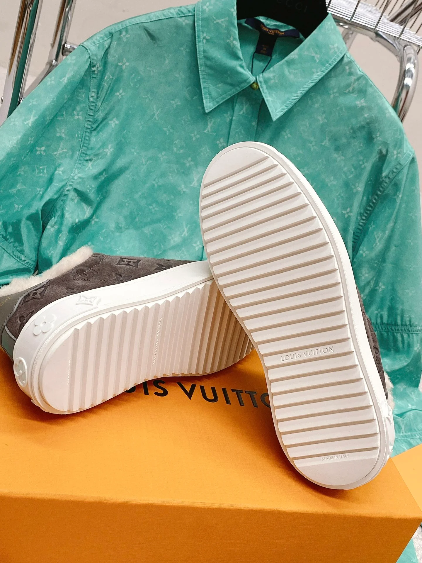 Новинка осенне-зимней коллекции LV 2022 — повседневные туфли на тиснёной платформе — коричневые.