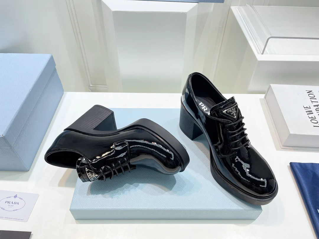 Новинка сезона весна/лето 2022 от Prada: туфли-афро на массивном каблуке со шнуровкой.