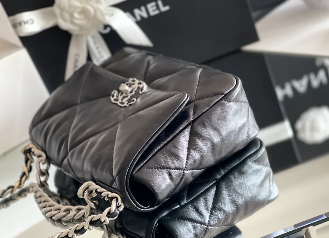 Коллекция Chanel ?Ранняя весна 2022? — сумка № 19 — черная с серебристой фурнитурой — маленькая.