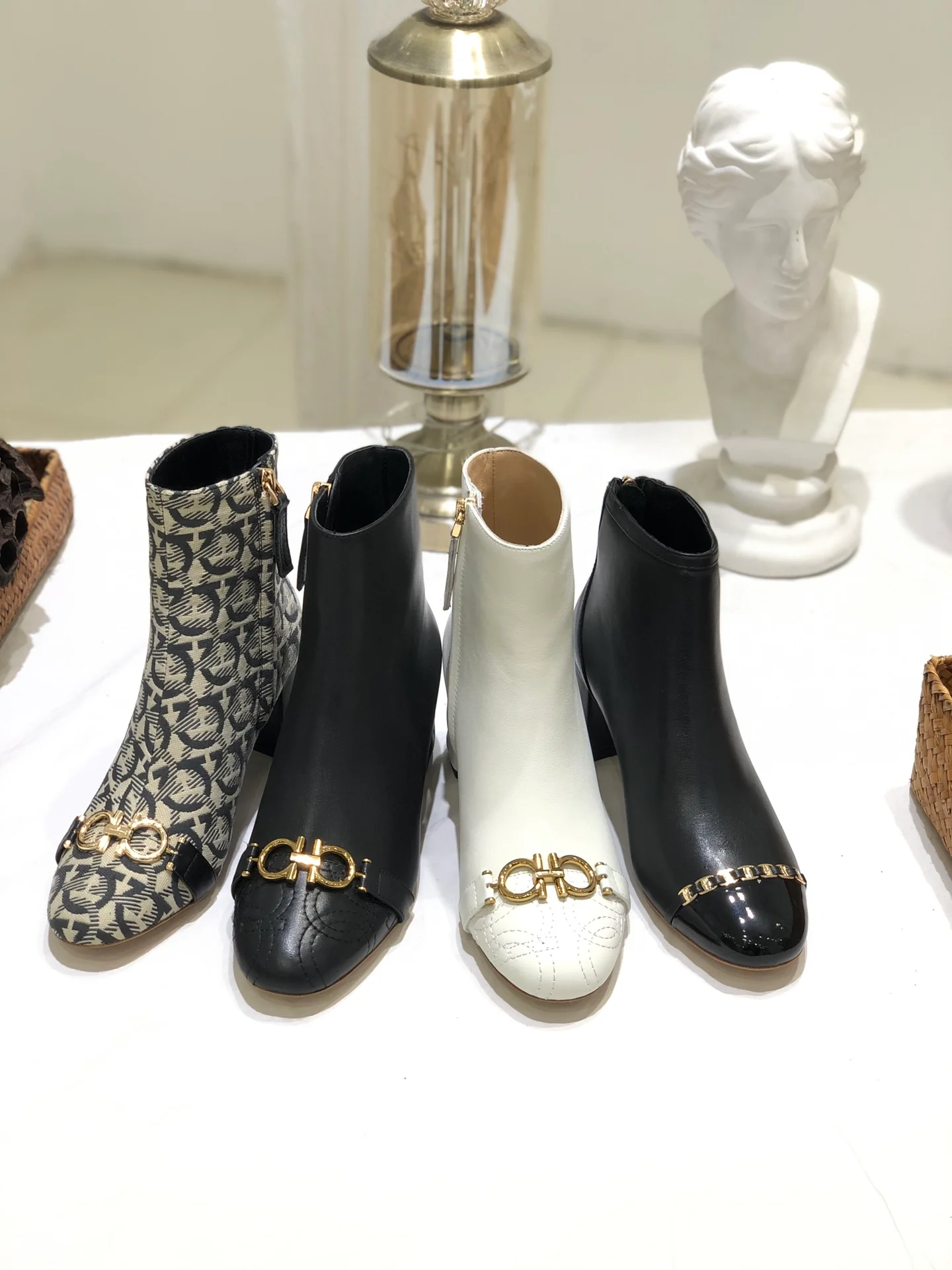 Ботильоны Salvatore Ferragamo Осень/Зима 2022 - Gancini Horseshoe Buckle на массивном каблуке