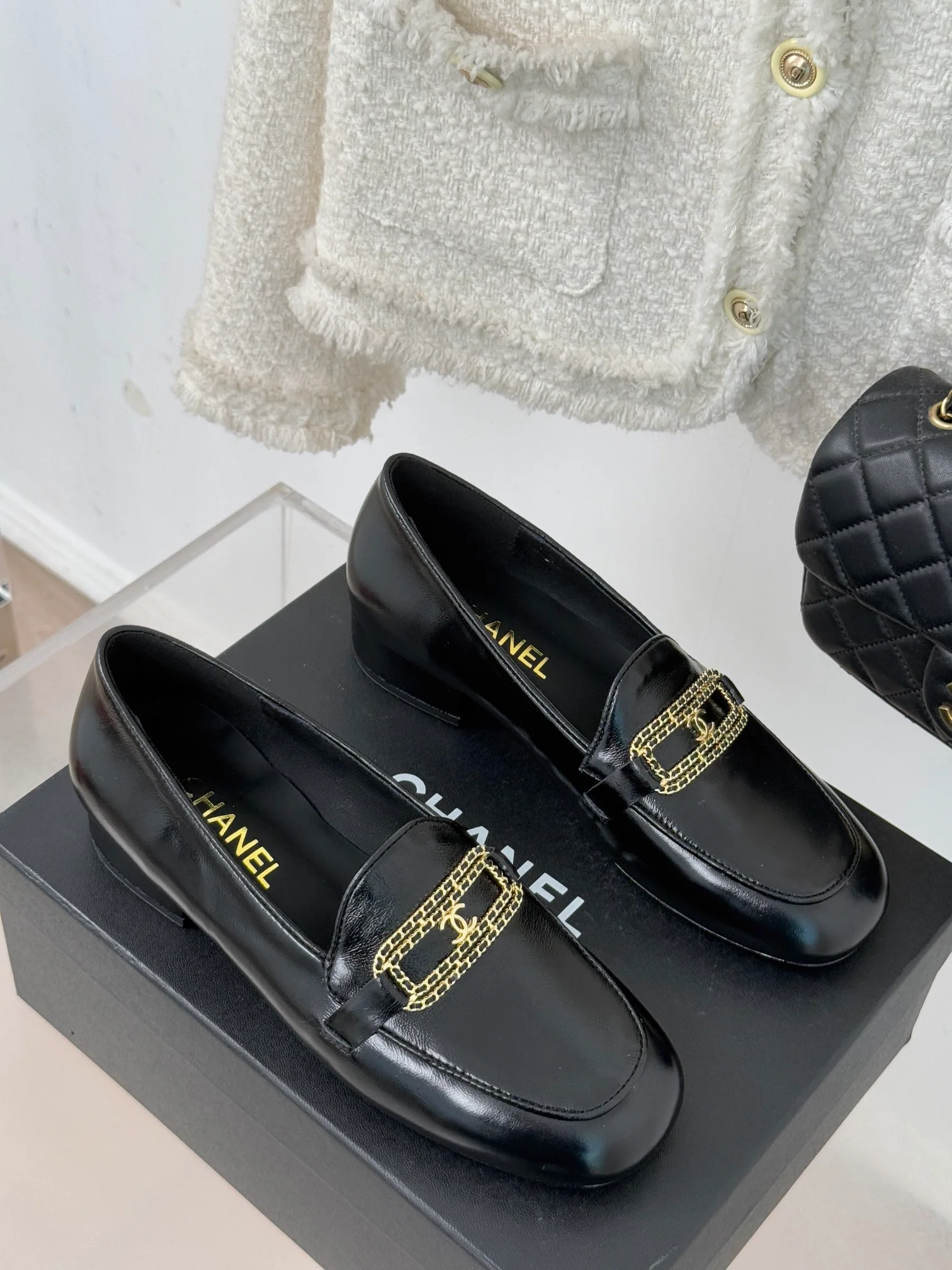 Лоферы Chanel 2024 с двойной цепочкой и пряжкой - черные