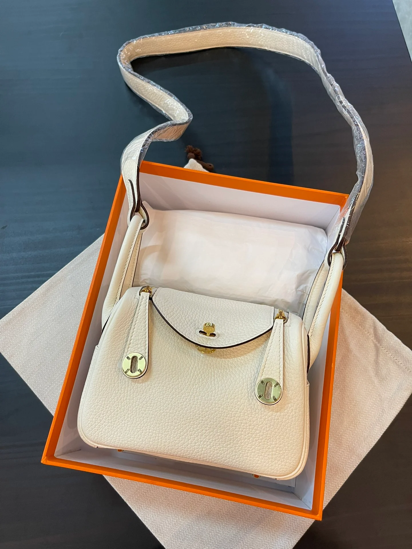 Hermes Lindy Mini TC кремово-белого цвета с золотой пряжкой