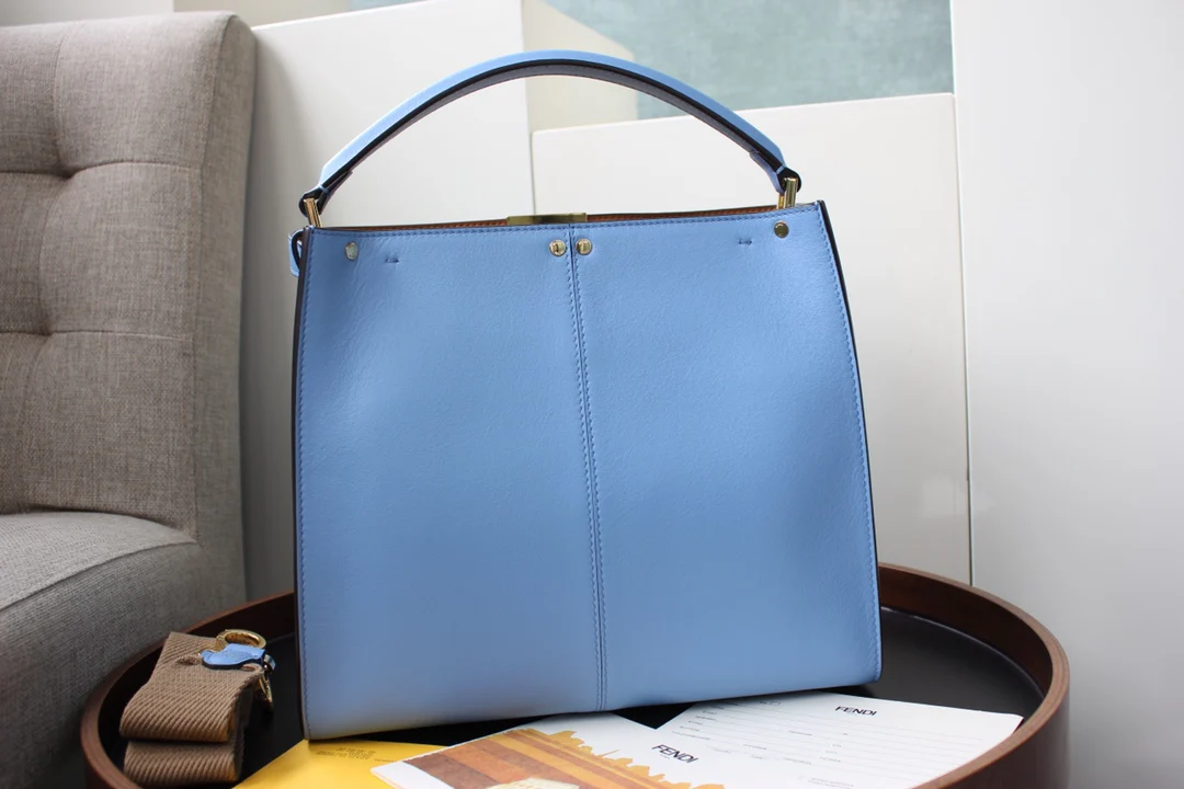 Сумка Fendi Peekaboo Lite Medium из светло-голубой кожи.