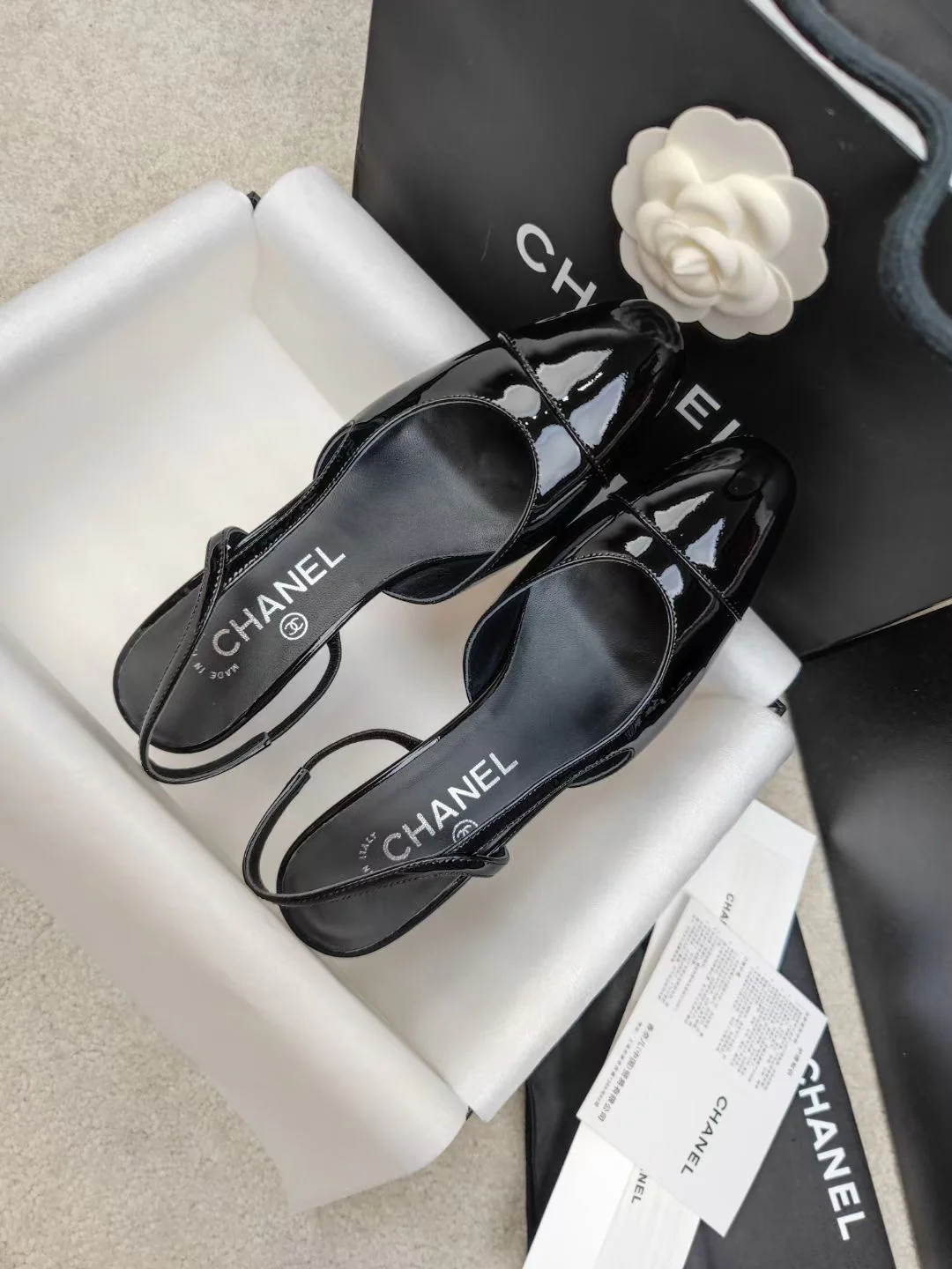 Туфли Chanel на низком каблуке из матовой овечьей кожи - черные