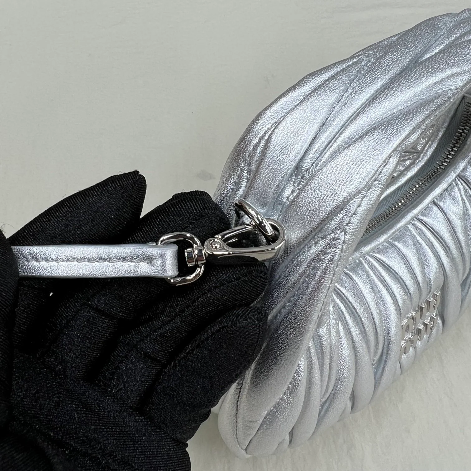 Сумочка Miu Miu Wander, миниатюрная, из овечьей кожи, серебристая.