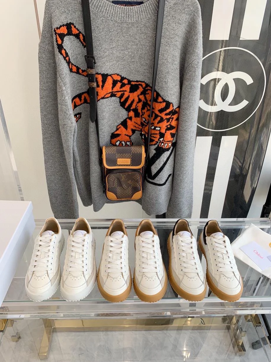 Коллекция белых кроссовок Chloe