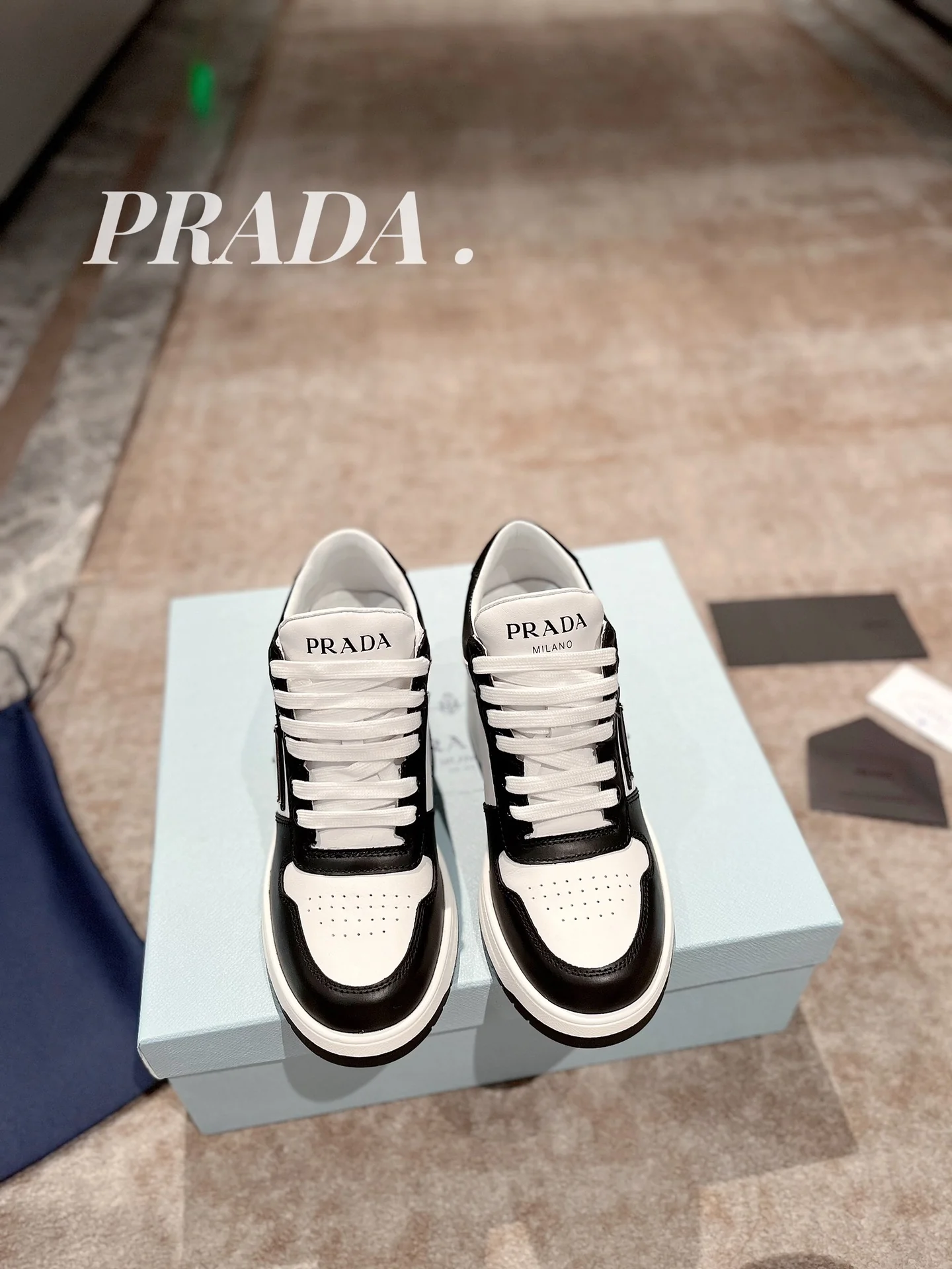 Новинка весны 2022 года от Prada - Спортивные туфли на массивном каблуке - Черные