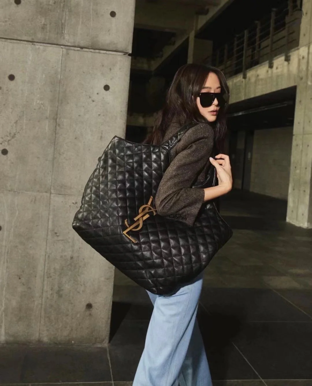 Сумка-тоут YSL Icarre - из овечьей кожи - черная с золотой фурнитурой