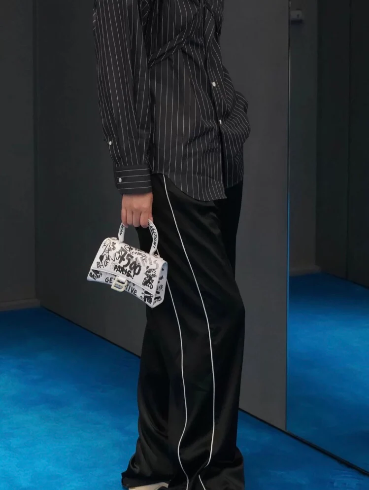 Сумка Balenciaga Hourglass, размер XS, белый, с рисунком в стиле граффити.