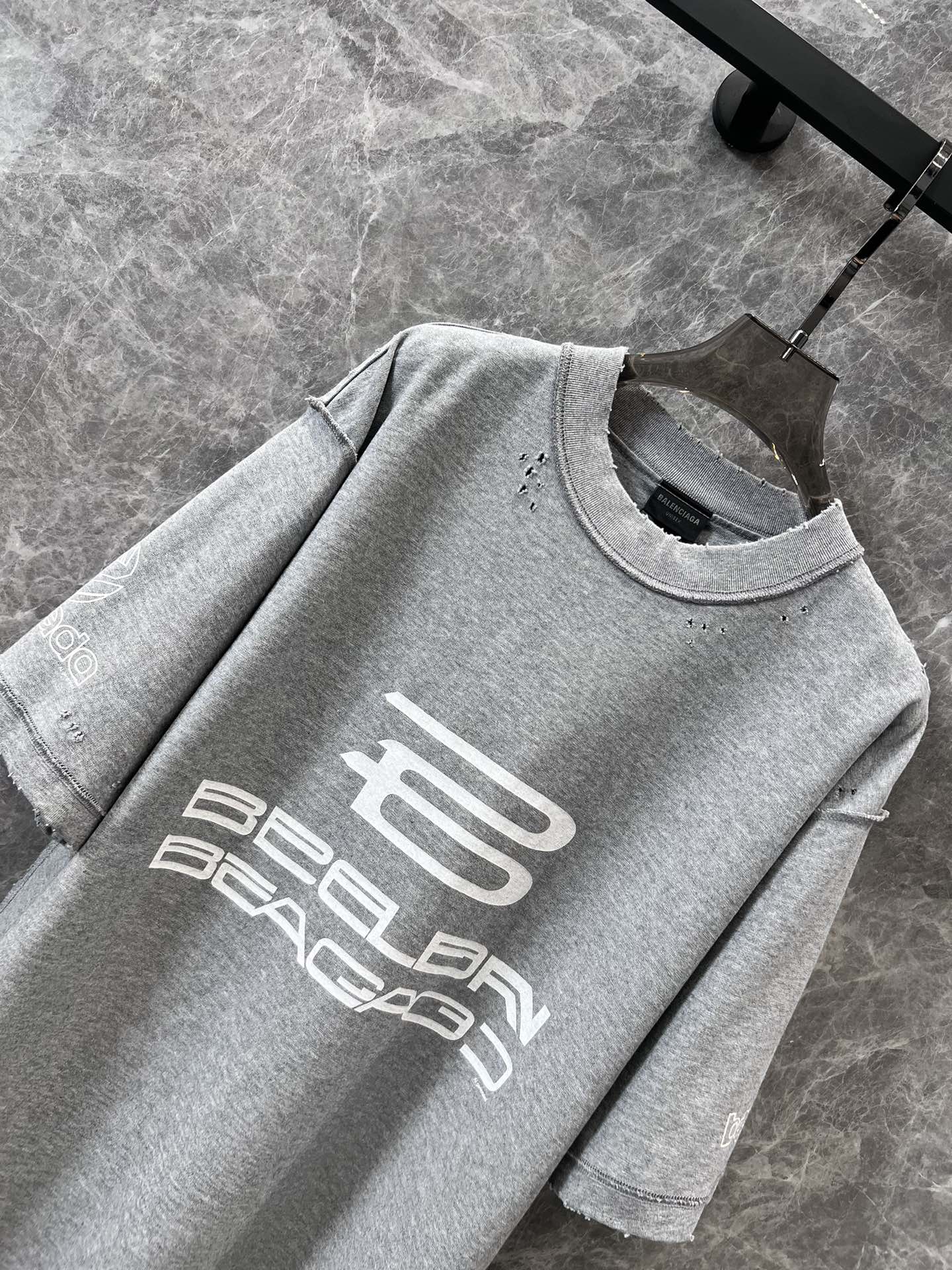 Balenciaga 2404-24ss Весна/Лето Новая футболка с коротким рукавом и круглым вырезом из искусственной кожи с принтом AI Synthetic Print Letter - Серая